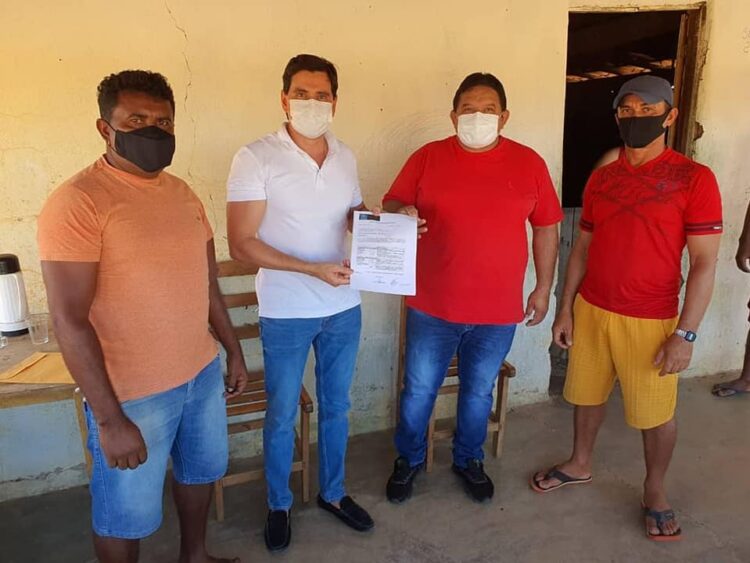 Deputado George Soares fazendo a entrega da emenda parlamentar.