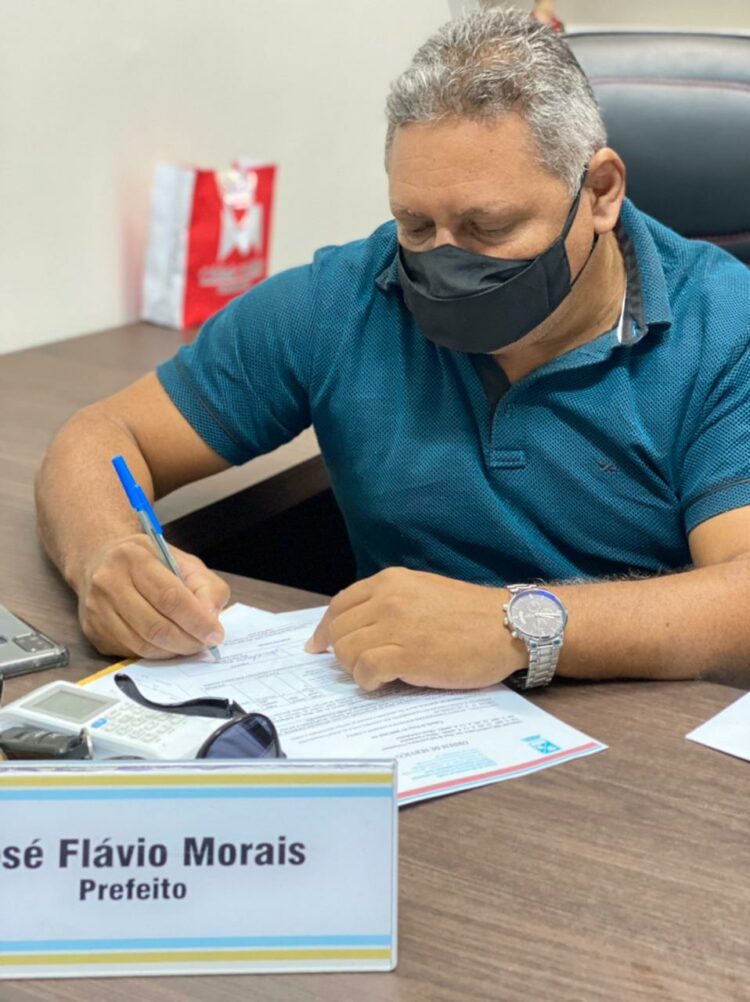 Prefeito Flávio de Tico assinando a ordem de serviço / Foto: Prefeitura Municipal de Rodolfo Fernandes