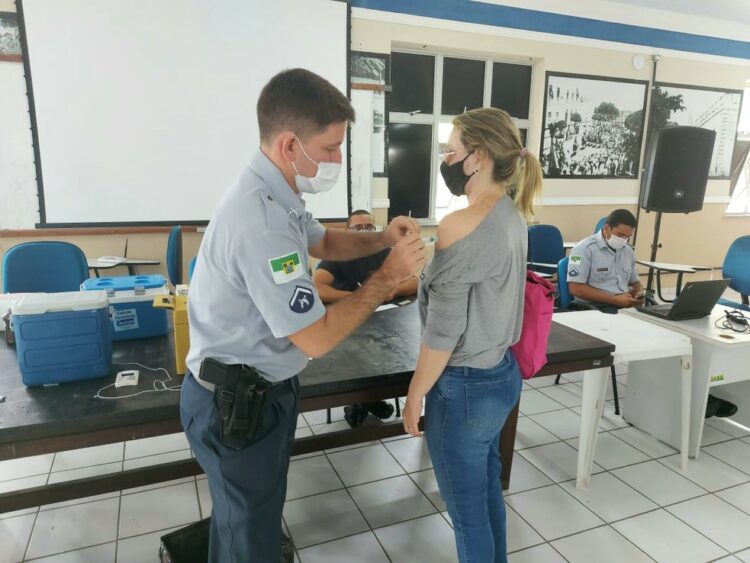 Aplicação de vacina em agentes de segurança pública no RN — Foto: Divulgação/Sesed