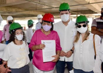 Presidente da câmara, Lawrence Amorim ao lado da Governador Fátima Bezerra durante passagem por Mossoró.