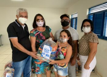 Prefeito Jacinto Carvalho no atoa da entrega dos kits alimentação escolar.