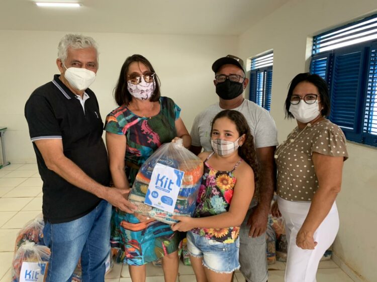 Prefeito Jacinto Carvalho no atoa da entrega dos kits alimentação escolar.