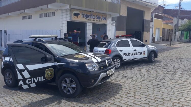 Polícia realizando blitz e abordagens.