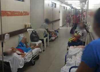 Pacientes internados em macas nos corredores do Hospital Walfredo Gurgel, em Natal — Foto: Cedida