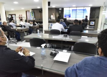 Vereadores e o secretário de Planejamento: diálogo sobre leis (foto: Edilberto Barros/PMM)