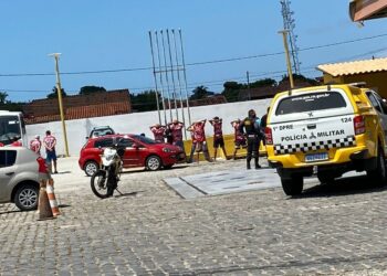 Torcedores do América-RN são abordados por policiais militares na Zona Norte de Natal — Foto: Reprodução