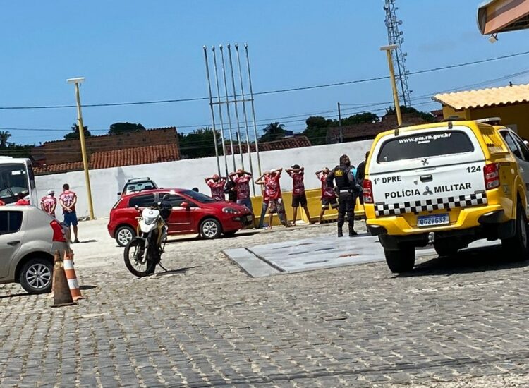 Torcedores do América-RN são abordados por policiais militares na Zona Norte de Natal — Foto: Reprodução