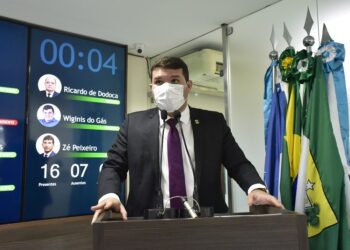 Presidente da Câmara, vereador Lawrence Amorim, durante pronunciamento na Câmara Municipal de Mossoró. Foto: Edilberto Barros/CMM