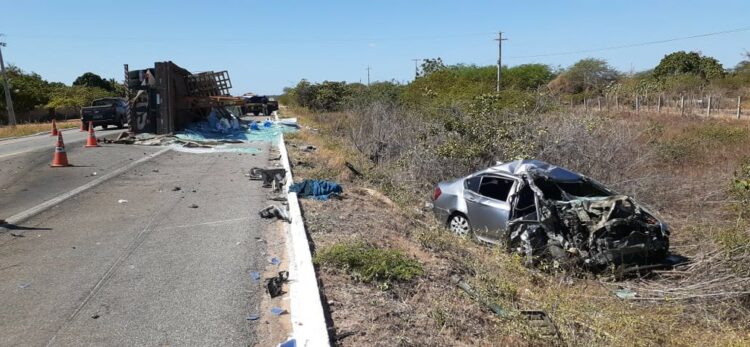 Carro e caminhão batem de frente e homem morre na BR-304, em Mossoró — Foto: Hugo Andrade/Inter TV Costa Branca