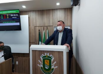 Deputado Bernardo Amorim fazendo uso da tribuna.