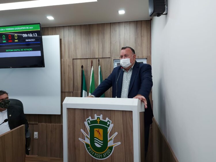 Deputado Bernardo Amorim fazendo uso da tribuna.