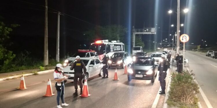 Operação Lei Seca autua 104 motoristas por embriaguez ao volante e prende um foragido em Natal