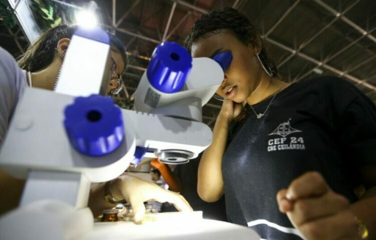 Estudantes de escolas do DF visitam os estandes da 16ª Semana Nacional de Ciência e Tecnologia.