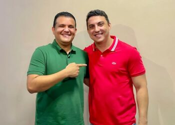 Arthur Teixeira, de vermelho, ao lado do tio, Hélio de Mundinho – Foto: Divulgação