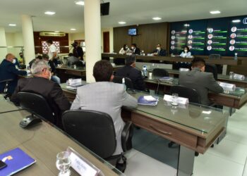 Sessão desta terça-feira (16), quando a Mesa Diretora informou prazos para matérias orçamentárias (foto: Edilberto Barros/CMM)