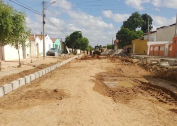 Rua Hugolino de Oliveira, no bairro Leandro Bezerra em Caraúbas