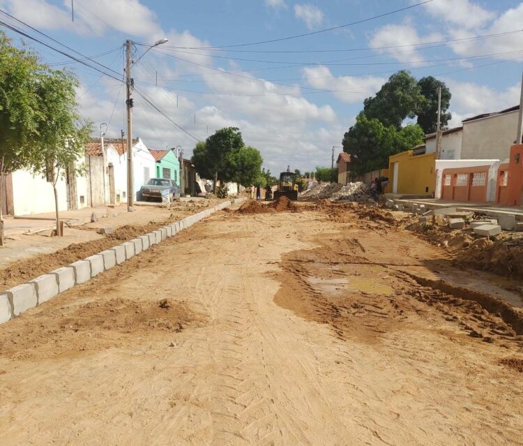 Rua Hugolino de Oliveira, no bairro Leandro Bezerra em Caraúbas