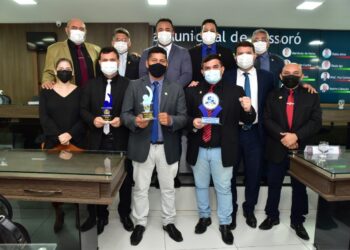 Tony, Genilson e Wignis com os troféus e outros vereadores na sessão de hoje (foto: Edilberto Barros)