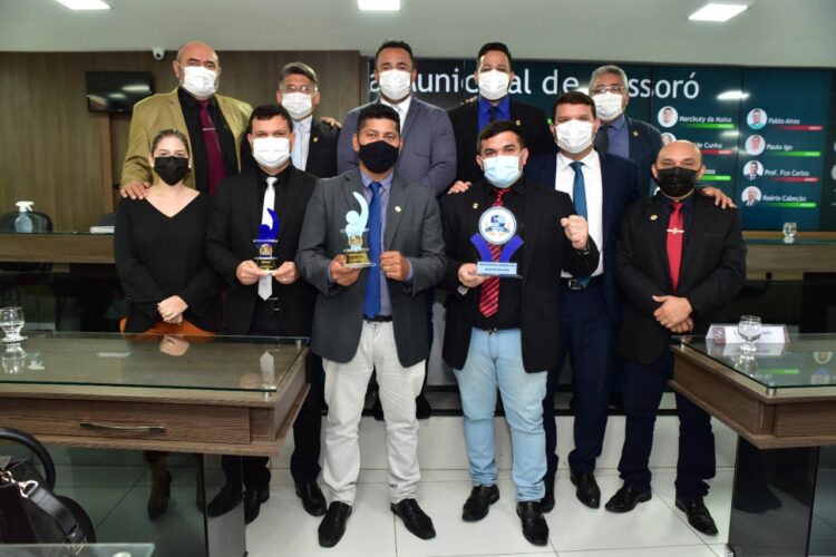 Tony, Genilson e Wignis com os troféus e outros vereadores na sessão de hoje (foto: Edilberto Barros)