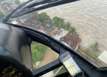 Rio Grande do Norte envia militares, helicóptero e barcos para ajudar em buscas e salvamentos na Bahia