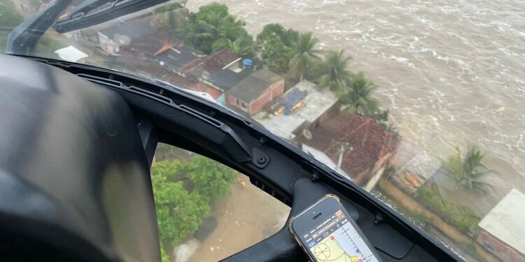 Rio Grande do Norte envia militares, helicóptero e barcos para ajudar em buscas e salvamentos na Bahia