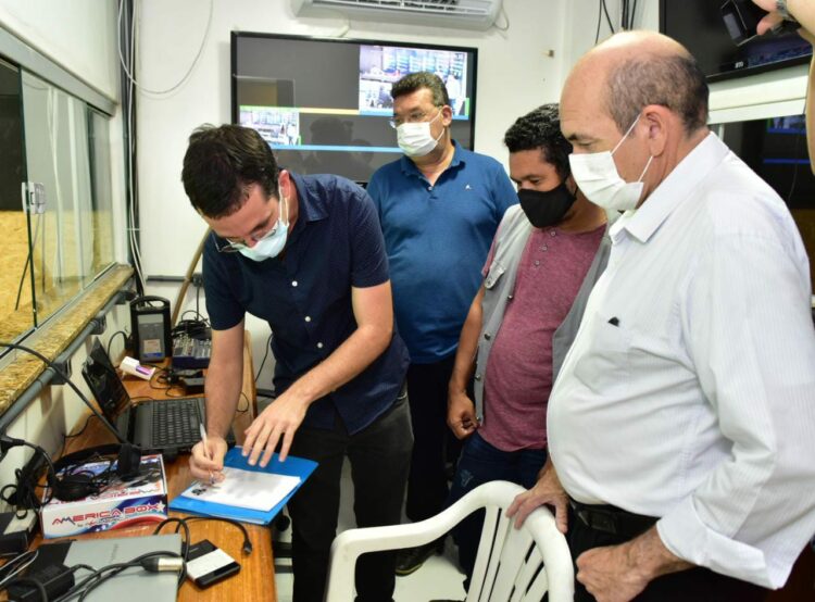 Coordenador da EBC, Gláucio Pinheiro assina documento em inspeção na TV Câmara Mossoró (foto Edilberto Barros/CMM)