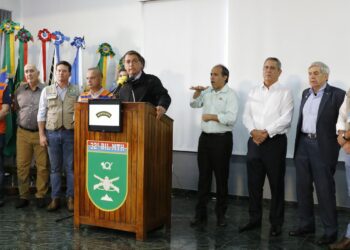 O presidente Jair Bolsonaro, concedeu uma entrevista coletiva acompanhado de ministros e autoridades estaduais e municipais, após  sobrevoou as áreas afetadas pelos temporais em Petrópolis