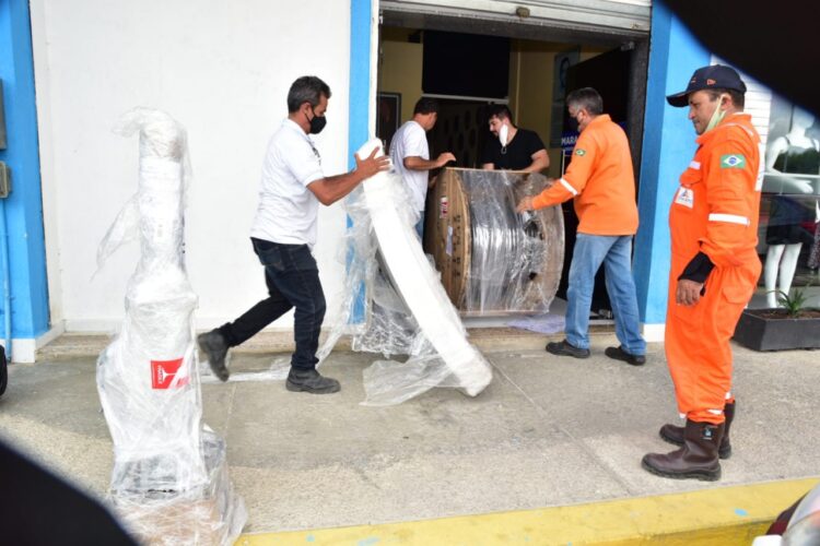 Equipamentos do sinal aberto quando da chegada à TV Câmara, por volta do meio dia de hoje, 16 (foto: Edilberto Barros)