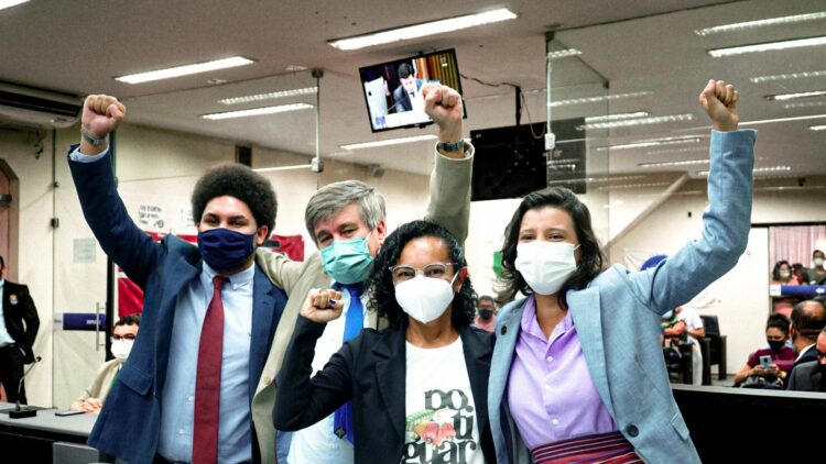 Foto dos vereadores da Bancada de Oposição -

Da esquerda pra direita: Pedro Gorki (PCdoB), Robério Paulino (PSOL), Divaneide Basílio (PT) e Brisa Bracchi (PT).

Foto: Carol Lopes