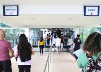 Participantes do Exame Nacional do Ensino Médio (Enem) 2021 fazem, neste domingo (28), segundo dia de avaliação, provas de matemática e de ciência da natureza.