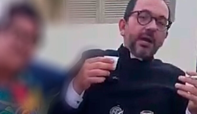 Padre Gleiber aparece em vídeo fumando, bebendo e cantando música de cabaré. Foto: Reprodução