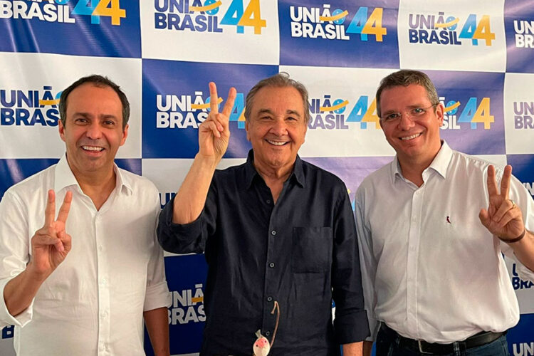 Fábio Dantas, José Agripino e Ivan Júnior posaram para fotos após oficialização da chapa