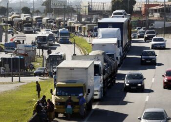 Caminhoneiros fazem paralização na BR 101, Niterói-Manilha, na altura de Itaboraí, no Rio de Janeiro.