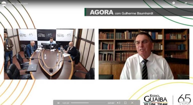 O presidente Jair Bolsonaro durante entrevista à Rádio Guaíba, nesta terça (2)
REPRODUÇÃO