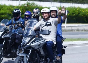 Presidente Jair Bolsonaro (PL) e candidato ao Senado Rogério Marinho (PL-RN) durante motociata em Natal - Foto: Alexandre Lago