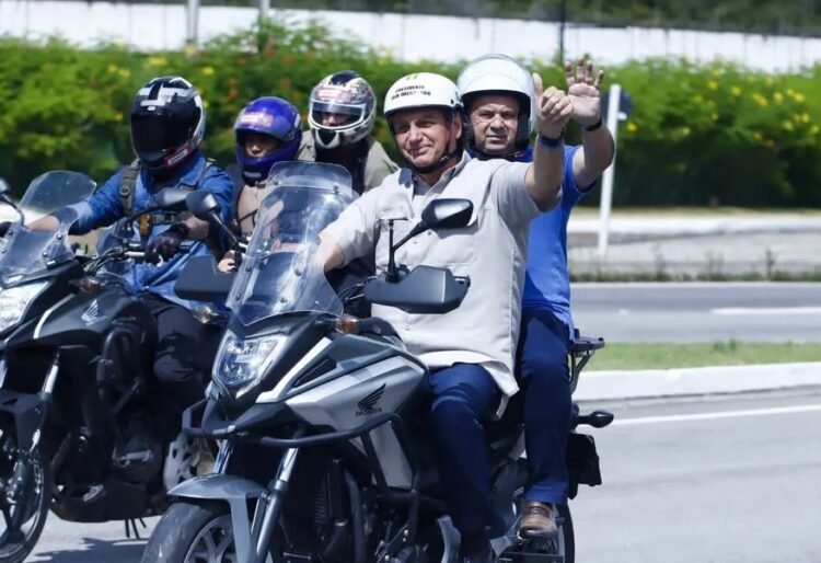 Presidente Jair Bolsonaro (PL) e candidato ao Senado Rogério Marinho (PL-RN) durante motociata em Natal - Foto: Alexandre Lago