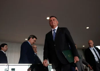 Bolsonaro chega para pronunciamento no Planalto, em 1º de novembro; foi uma das últimas aparições públicas do presidente, — Foto: REUTERS/Adriano Machado