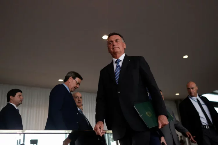 Bolsonaro chega para pronunciamento no Planalto, em 1º de novembro; foi uma das últimas aparições públicas do presidente, — Foto: REUTERS/Adriano Machado