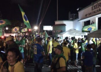 Manifestantes em frente ao 16 RI. Foto: José Aldenir/Agora RN