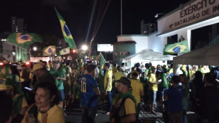 Manifestantes em frente ao 16 RI. Foto: José Aldenir/Agora RN