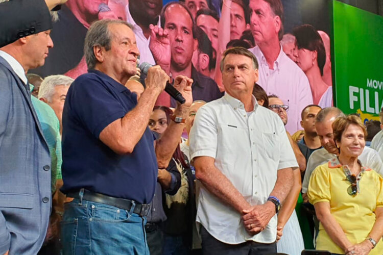 BRA01 - BRASÍLIA (BRASIL), 27/03/2022 - BRA01 - El presidente nacional del Partido Liberal (PL), Valdemar Costa Neto (i), habla en la ceremonia de afiliación del presidente brasileño Jair Bolsonaro (c) al partido hoy en Brasilia (Brasil). EFE/ Partido Liberal/ SOLO USO EDITORIAL /NO VENTAS /SOLO DISPONIBLE PARA ILUSTRAR LA NOTICIA ADJUNTA /CREDITO OBLIGATORIO