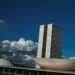 A cúpula menor, voltada para baixo, abriga o Plenário do Senado Federal. A cúpula maior, voltada para cima, abriga o Plenário da Câmara dos Deputados.