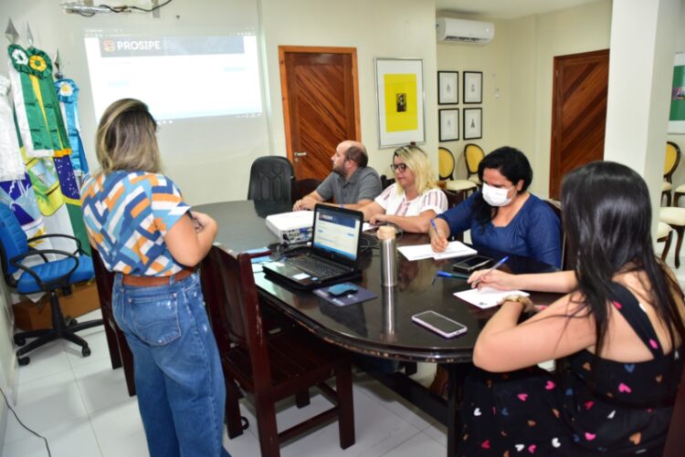 Treinamento de servidores, hoje, para uso de novo sistema
Foto: Edilberto Barros/