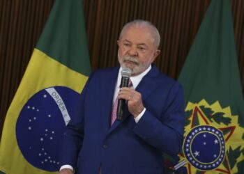 O presidente Luiz Inácio Lula da Silva coordena a primeira reunião ministerial de seu governo, no Palácio do Planalto