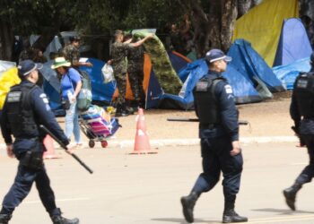 Polícia e Exército se concentram na frente do QG do Exército para  desmobilizar acampamento