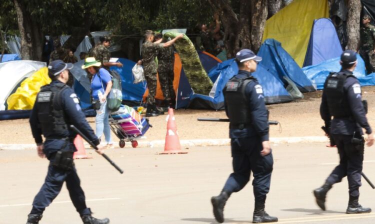 Polícia e Exército se concentram na frente do QG do Exército para  desmobilizar acampamento