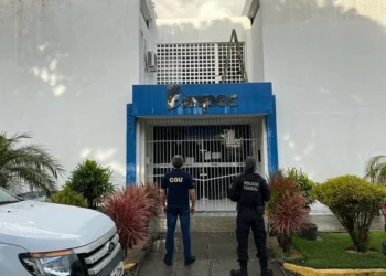 Agentes da CGU e da Polícia Federal em frente à Funpec, em Natal — Foto: Divulgação