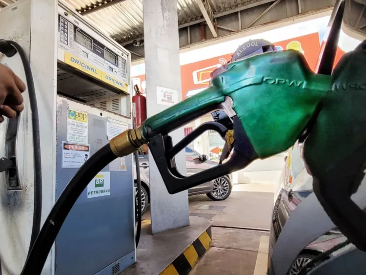 Bomba de gasolina em posto de combustíveis — Foto: Jorge Júnior