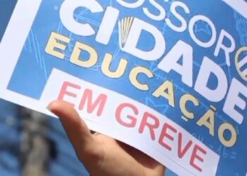 Professores distribuiram panfleto da cidade educação em greve