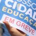 Professores distribuiram panfleto da cidade educação em greve